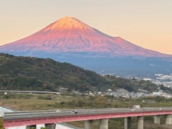 工場見学者通路へ富士山写真の展示