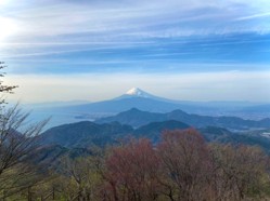 工場見学者通路へ富士山写真の展示