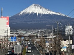 工場見学者通路へ富士山写真の展示